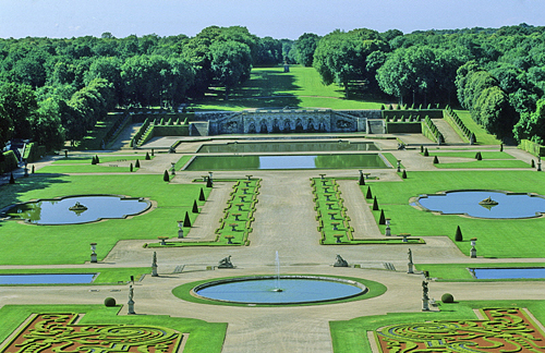 La perspective du jardin à la française s’illustre à la perfection à Vaux-le-Vicomte. ©www.map-photos.com – N. & P. Mioulane Jardin Vaux le Vicomte Mioulane MAP NPM GIP140302005