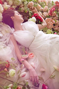 Femme dormant sur un lit de roses Flora
