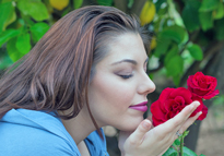 Femme sentant une rose Flora