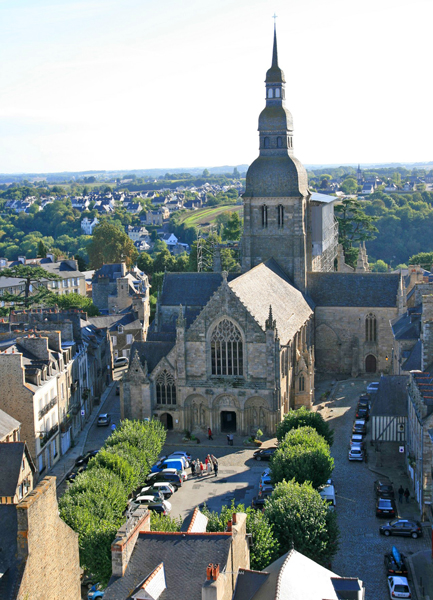 Dinan Place Saint Sauveur Vue du Beffroi