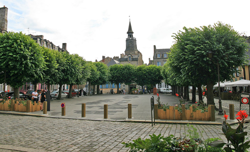 Dinan beffroi vu du parvis Basilique